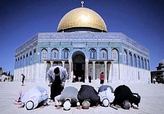 2018_12_09+Worshipers+face+away+from+Al+Aqsa+-1c6bc56b6242ca9bcd649da3bed1b3dd939b8904